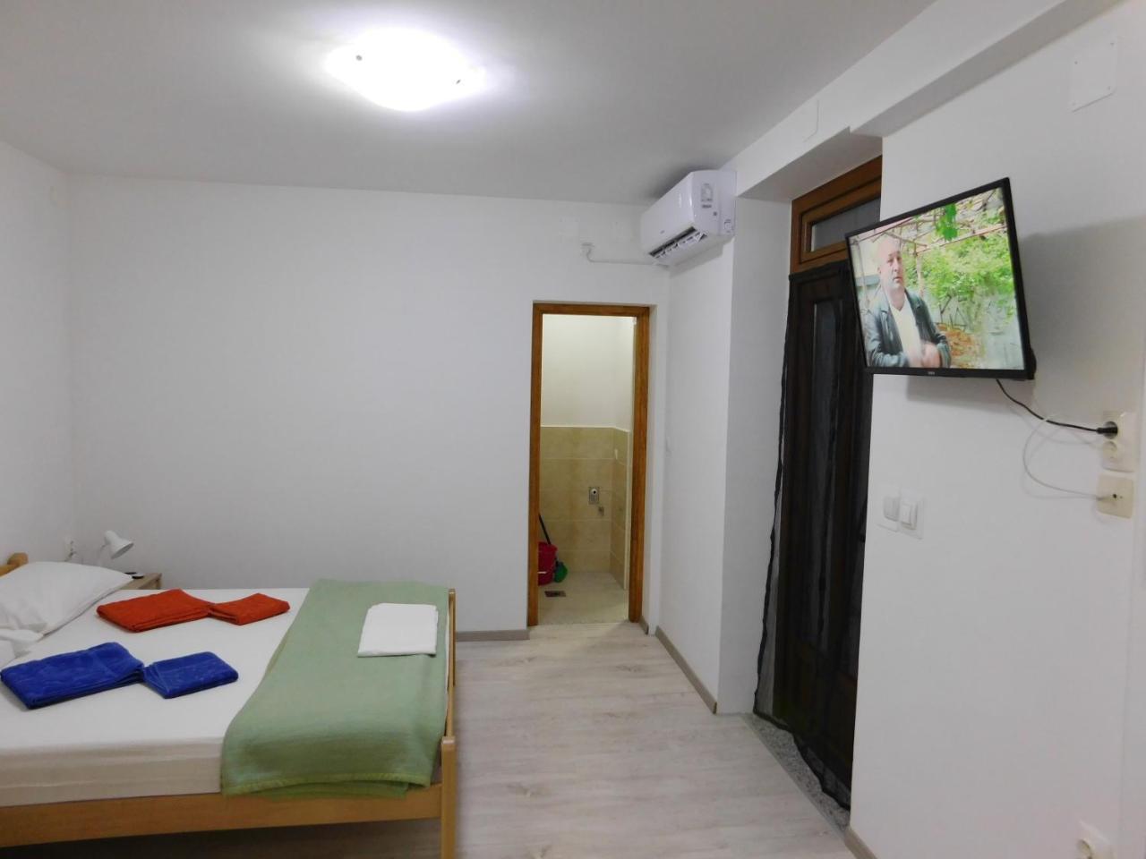 Apartments Leo Janjina Esterno foto